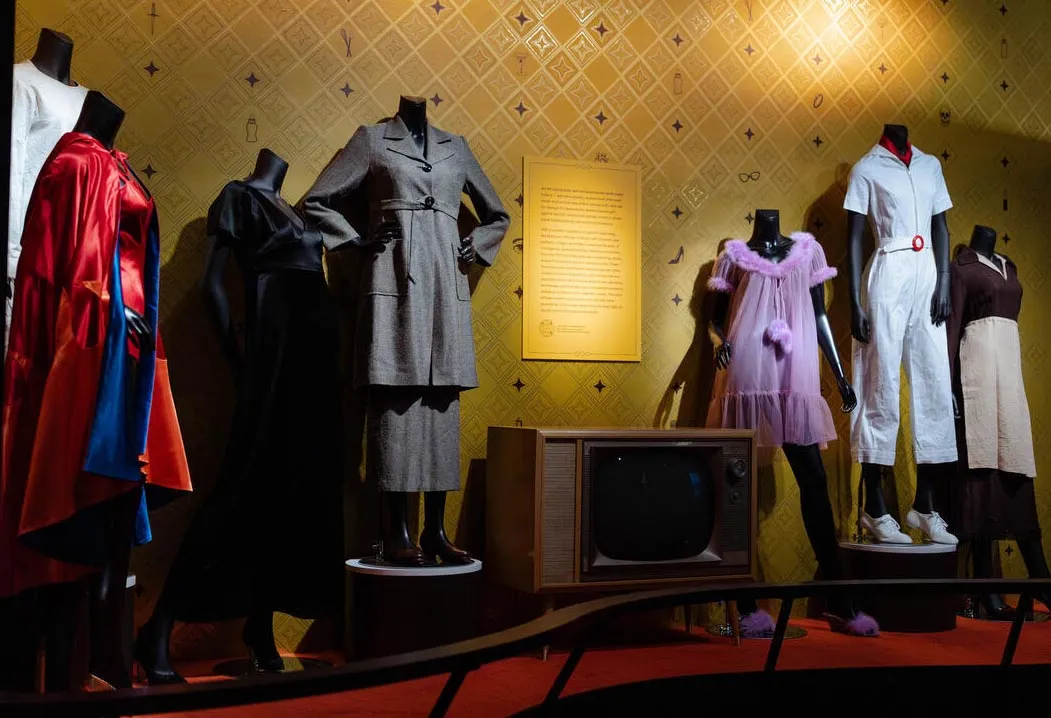 Natalie Merchant 'Ophelia' outfits